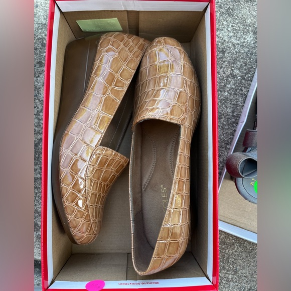 Carmel snake skin shoes. Size 8 - Picture 2 of 2